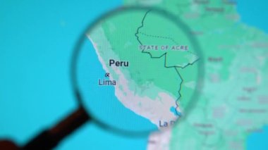 BATUMI, GEORGIA - 11 Ocak 2024: Peru, Lima, Google Earth ekranındaki büyüteçle, bilgisayar ekranındaki dijital haritaya büyüteçle yakın çekim.