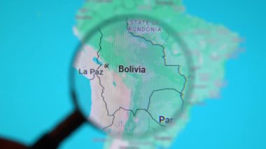 BATUMI, GEORGIA - 11 Ocak 2024: Google Earth ekranındaki büyüteçle Bolivya, bilgisayar ekranındaki dijital haritaya büyüteçle yakın çekim.