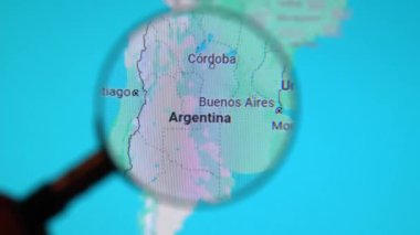 BATUMI, GEORGIA - 11 Ocak 2024: Arjantin, Buenos Aires Google Earth ekranında büyüteç, bilgisayar ekranında büyüteçle dijital haritaya yakın çekim.