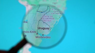 BATUMI, GEORGIA - 11 Ocak 2024: Uruguay, Montevideo Google Earth ekranında büyüteç, bilgisayar ekranında büyüteç ile dijital haritaya yakın çekim.