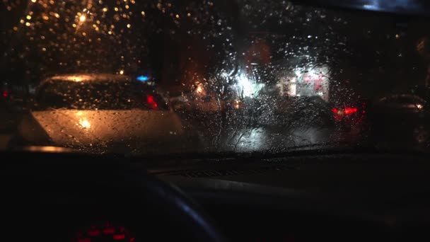 Дощ Вітровому Склі Автомобіля Автомобіль Стоїть Вулицях Вечірнього Міста Розмитий — стокове відео