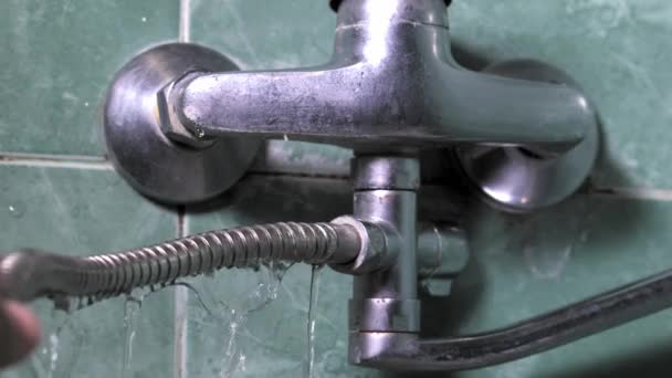 Adamın Eli Banyoda Hasarlı Eski Paslı Sızdıran Musluk Hortumunu Tutuyor — Stok video