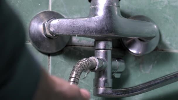 Mão Homem Segura Mangueira Torneira Água Vazando Danificada Banheiro Casa — Vídeo de Stock