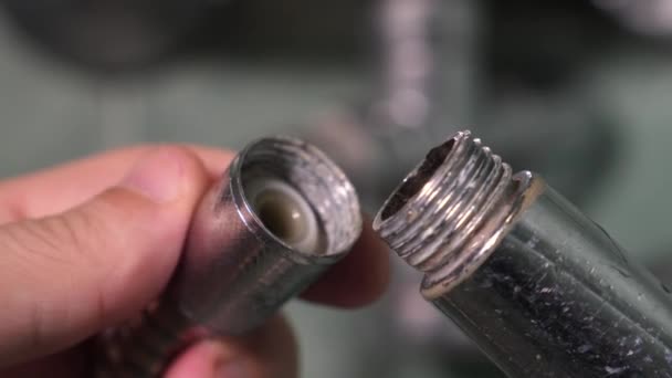 在花园软管的插座连接中更换了新的橡胶垫圈 以实现防水连接 水管工手的金属淋浴管 — 图库视频影像