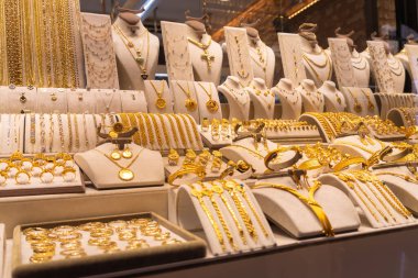Türkiye 'nin İstanbul kentindeki tezgahta çeşitli güzel altın mücevherler bulunuyor..