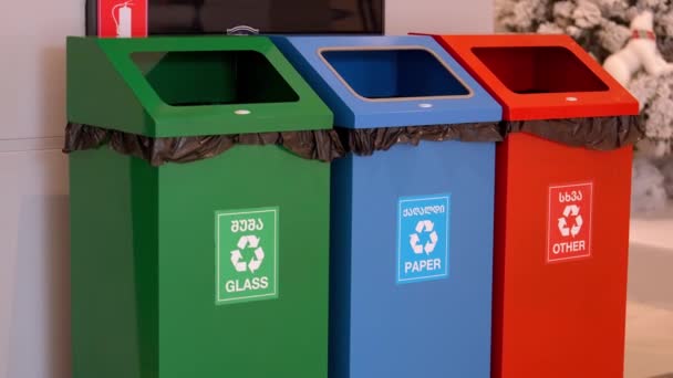 Behållare För Återvinning Plast Glas Metall Och Papper Soptunnor För — Stockvideo