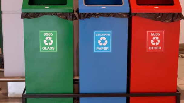 プラスチック ガラス 金属およびペーパーをリサイクルするための容器 ゴミ箱 さまざまな種類のリサイクルのゴミ箱のコレクションおよび都市およびショッピング センターの別の廃棄物のコレクションの概念 — ストック動画