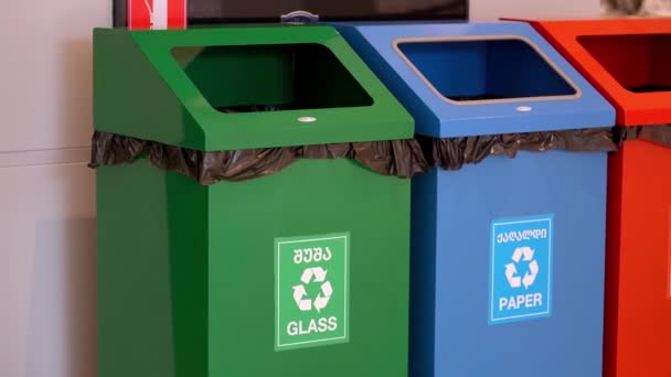 플라스틱 쓰레기 선별용 쓰레기통 센터에서 분리된 폐기물 수집의 다양한 유형의 — 비디오