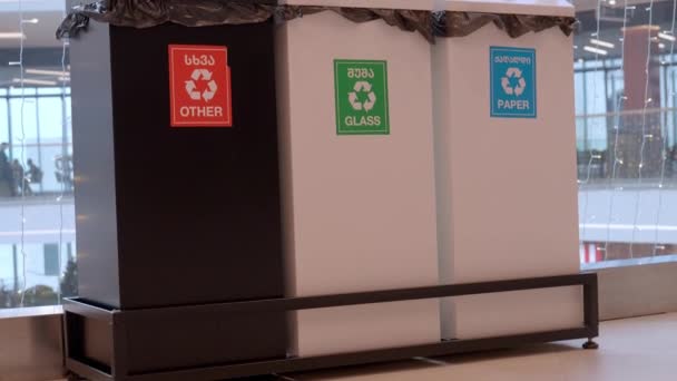 用于回收塑料 金属和纸张的容器 用于分类垃圾的垃圾箱 各种回收的垃圾箱的收集 以及在城市和购物中心分开收集垃圾的概念 — 图库视频影像