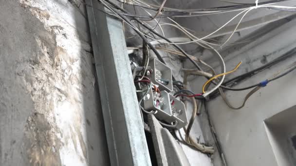 Tavandan Sarkan Çok Eski Fiş Kablolar Evin Yenilenmesi Eski Düşük — Stok video