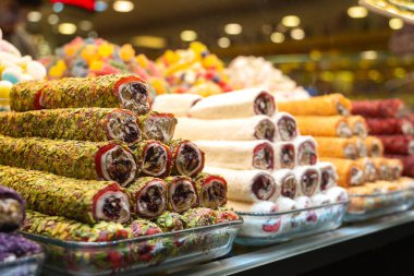 İstiklal Caddesi, İstanbul, Türkiye 'de tezgahta lezzetli geleneksel Türk tatlılarının yakın çekimi.