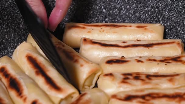 Roti Gulung Keju Tradisional Atau Lumpia Dibuat Dengan Adonan Sederhana — Stok Video