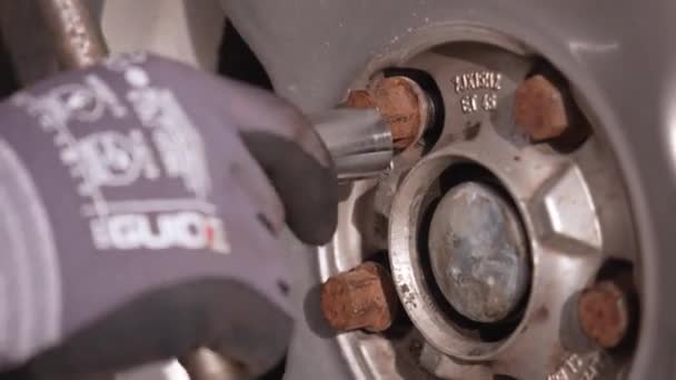Close Mâinilor Mecanicului Auto Șuruburile Piulițele Roata Mașinii Înșurubarea Mecanică — Videoclip de stoc