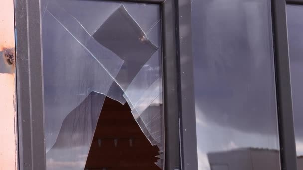 Stłuczone Szkło Drzwiach Lub Oknach Ulicy Miejskiej Wandalizm Lub Kradzież — Wideo stockowe