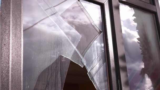 城市街道上的门窗玻璃碎了 吸毒或从公寓 房子或商店偷窃 街头骚乱抢劫了商店 建筑物正面被风吹坏的元素及强烈飓风 — 图库视频影像