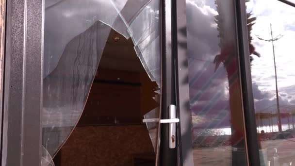 Gebroken Glas Deur Raam Straat Vandalisme Diefstal Uit Appartement Huis — Stockvideo