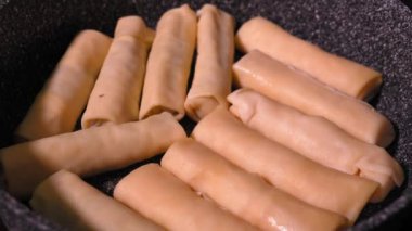 Tavada et olan çiğ krep yakın plan. Çubuksuz yüzeyi olan koyu metal kızartma tavası. Fast Fast Donmuş Yemek Pişirme.