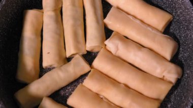 Tavada et olan çiğ krep yakın plan. Çubuksuz yüzeyi olan koyu metal kızartma tavası. Fast Fast Donmuş Yemek Pişirme.