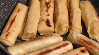 Krepler dolgulu rulo şeklinde, kıtır kıtır kızarmış ekmek tavada kızartılıyor, başlangıç peynir gibi olabilir, et gibi..