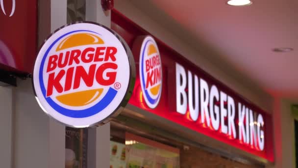 Batumi Georgia Januari 2024 Buiten Restaurant Burger King Bord Bij — Stockvideo