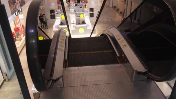 Крупним Планом Порожні Рухомі Сходи Спускаються Вниз Сучасному Торговому Центрі — стокове відео