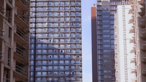 Moderne Flatgebouwen Bouw Van Nieuwe Vertrekken Gebouw Moderne Appartementen Met — Stockvideo