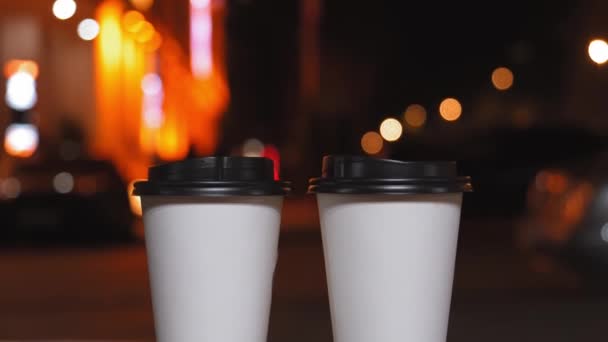 Дві Білі Паперові Одноразові Чашки Чорними Кришками Розмитому Тлі Вечірніх — стокове відео