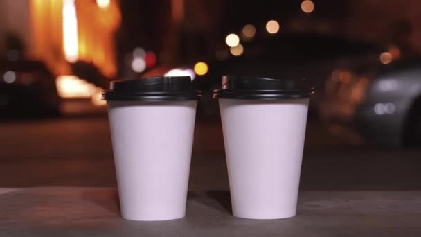 Deux Gobelets Jetables Papier Blanc Avec Couvercles Noirs Sur Fond — Video