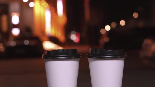 Două Cupe Hârtie Albă Unică Folosință Fundalul Neclar Luminilor Orașului — Videoclip de stoc