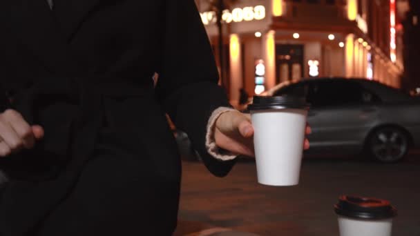 Két Eldobható Csésze Fehér Papírból Készült Homályos Háttérrel Esti Városi — Stock videók