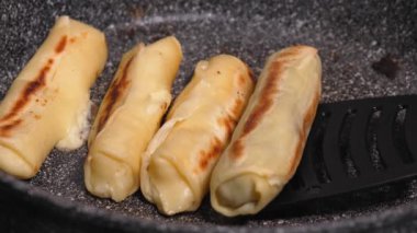 Geleneksel peynirli börekler ya da basit hamur işleriyle yapılan peynirli, etli, otlu ve baharatlı börekler tavada altın kahverengiye kadar kızartıldı. Spatula takla atıyor ve topu alıyor..