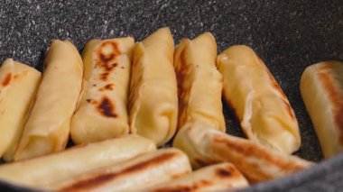 Geleneksel Doğu Avrupa peynirli börekler ya da içi peynir ve etle dolu basit hamur işlerinden yapılmış tavada altın kahverengiye kadar kızartılmış otlar ve baharatlar..