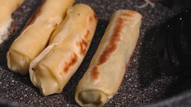 传统的奶酪卷或春卷 用简单的面团与奶酪和肉 香草和香料 油炸至金黄色锅 Spatula翻动并捡起 — 图库视频影像
