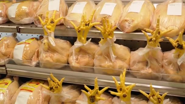 Obchodě Trhu Nebo Supermarketu Jsou Kuřata Pultu Rozříznutýma Nohama Vystrčenými — Stock video