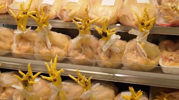 在商店 市场或超市里 柜台上有几只鸡腿未割 爪子伸出来 在格鲁吉亚看到小鸡很可怕 爪子被绑起来 而不是修剪 从袋子里取出来 — 图库视频影像