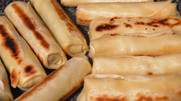 Geleneksel Doğu Avrupa Peynirli Börekler Içi Peynir Etle Dolu Basit — Stok video