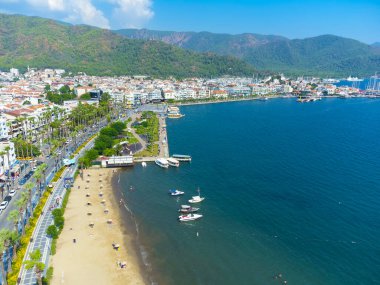 Güneşli bir günde İHA 'dan Marmaris' in panoramik manzarası, Türkiye. Marmaris 'in güzel şehir manzarası, deniz, dağlar, plaj.