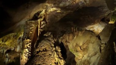 Prometheus (Kumistavi) mağarası Tskaltubo ve Kutaisi yakınlarında. Imereti Bölgesi. Asılı taş perdeleri, sarkıtları ve dikitleri olan doğal bir anıt. Renkli aydınlatılmış kaya oluşumları..