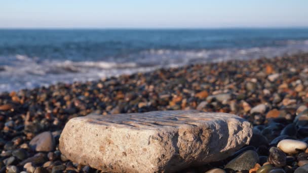Επίδειξη Προϊόντων Πέτρινο Βάθρο Πέτρα Στη Θάλασσα Τροπικό Βότσαλο Παραλία — Αρχείο Βίντεο