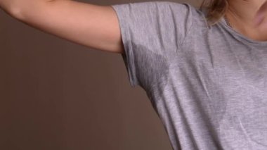 Koltuk altlarında ter olan bir kadın. Kavram kötü kokuyor. Hiperhidroz. Terleme ve tedirginlik. Koltuk altında terleme hiperhidrozu olan yakın çekim. Sağlık hizmeti kavramı.