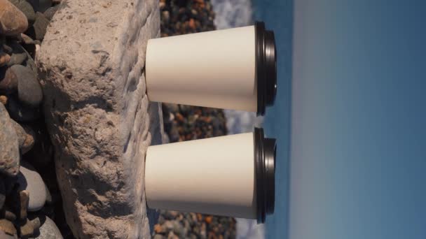 Deux Tasses Papier Blanc Avec Café Recouvert Couvercle Debout Sur — Video