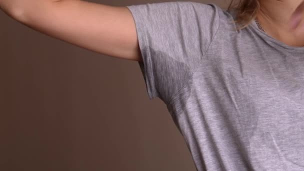 Žena Potem Podpaží Koncept Hrozně Smrdí Hyperhidróza Pocení Rozrušení Detailní — Stock video