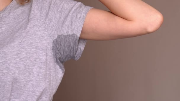 腋下汗流浃背的女人 概念很难闻超级嗜睡症汗流浃背 烦躁不安近视与腋窝下出汗的超级隐窝 保健的概念 — 图库视频影像