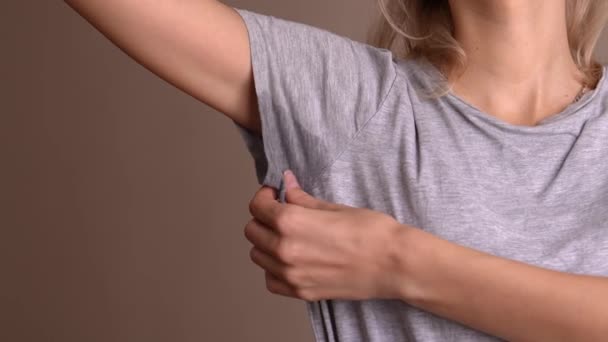 腋下汗流浃背的女人 概念很难闻超级嗜睡症汗流浃背 烦躁不安近视与腋窝下出汗的超级隐窝 保健的概念 — 图库视频影像