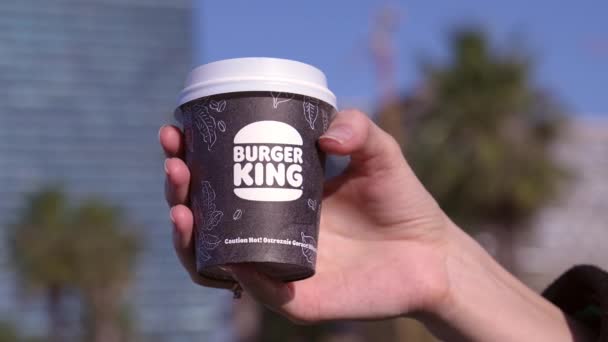 บาต จอร 2024 งสาวท วยกระดาษกาแฟในม อจาก Burger King Takeaway งคอฟฟ — วีดีโอสต็อก