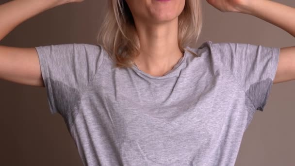 Frau Mit Schweißproblem Unter Den Achseln Konzept Stinkt Schlecht Hyperhidrose — Stockvideo