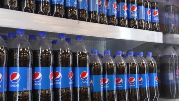 美国佐治亚州巴图米 2024年2月2日 百事可乐装瓶 百事可乐是百事可乐生产的碳酸饮料 在超级市场货架上出售的一系列Pepsi可乐软饮料 — 图库视频影像