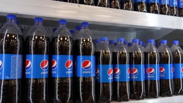Batumi Georgia Febbraio 2024 Pepsi Beve Bottiglia Pepsi Una Bibita — Video Stock