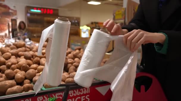 Ενηλίκων Γυναίκα Λαμβάνοντας Μια Πλαστική Σακούλα Από Πλαστική Σακούλα Συσκευασία — Αρχείο Βίντεο