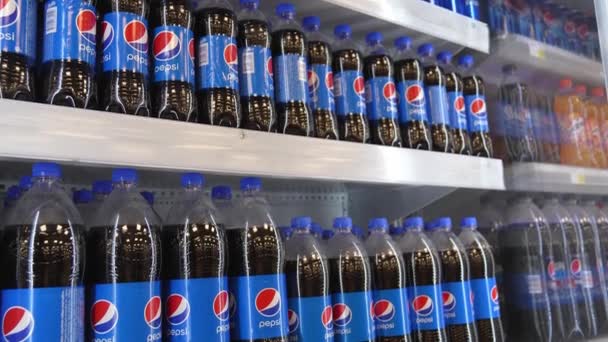 Batumi Georgia Şubat 2024 Pepsi Şişede Içiyor Pepsi Pepsico Tarafından — Stok video